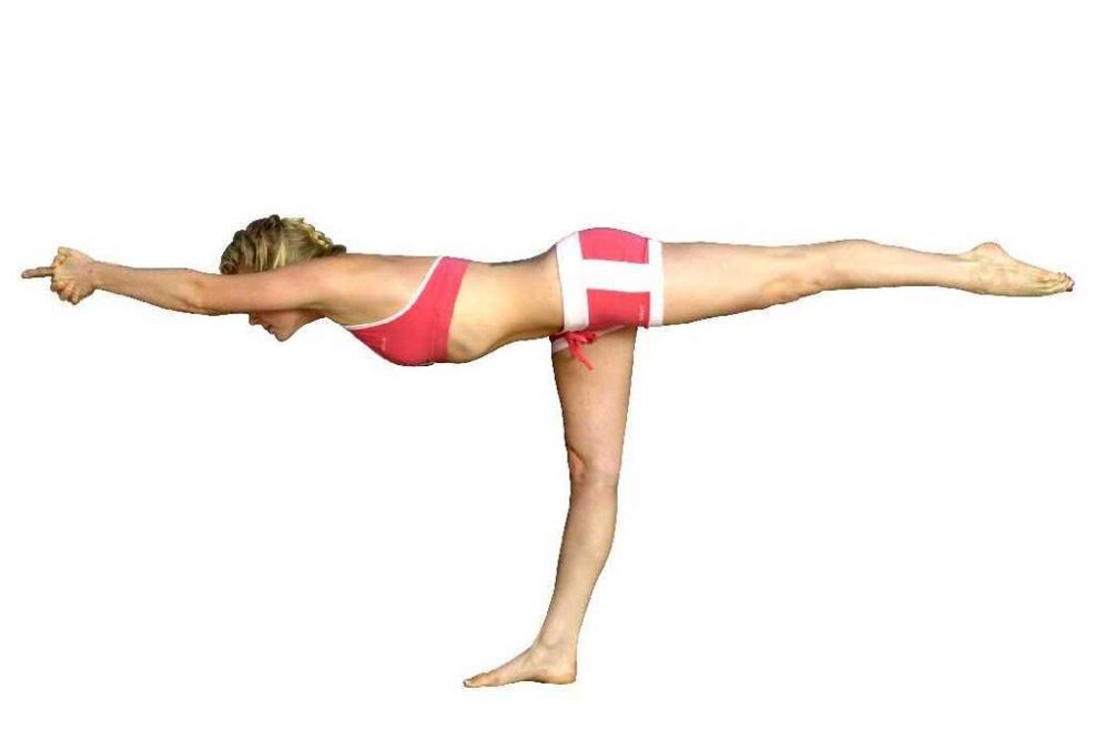 Uravnoteženje na eni nogi z naklonom vam bo pomagalo shujšati